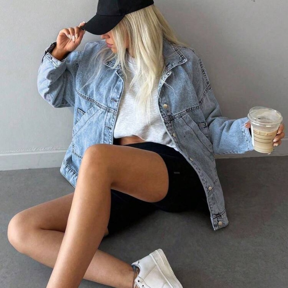 Light wash denim jacket oversized button up jean jacket - Picture 2 of 3